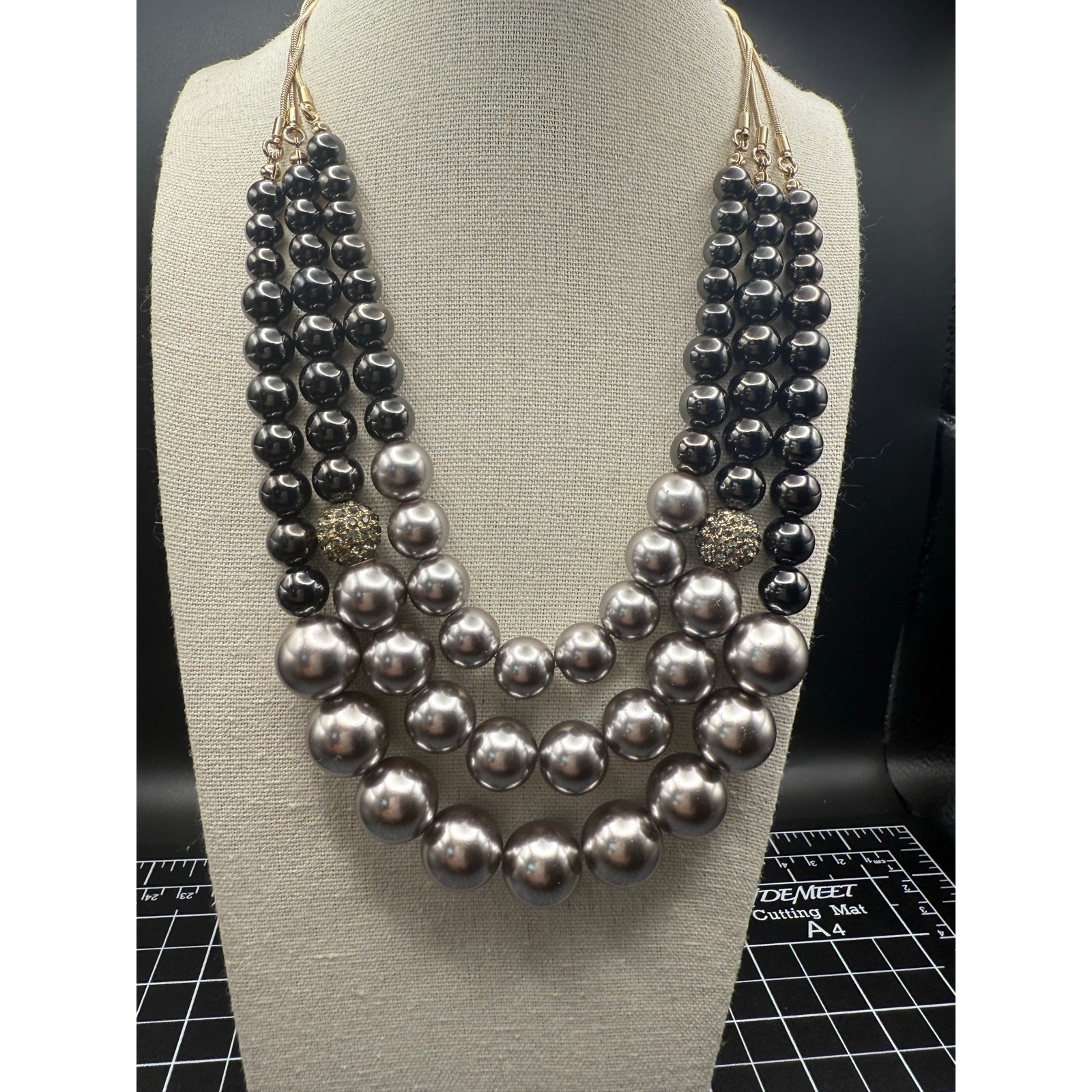 Brooks Brothers Three Strand Shades Of Gray Pearl Necklace 35$